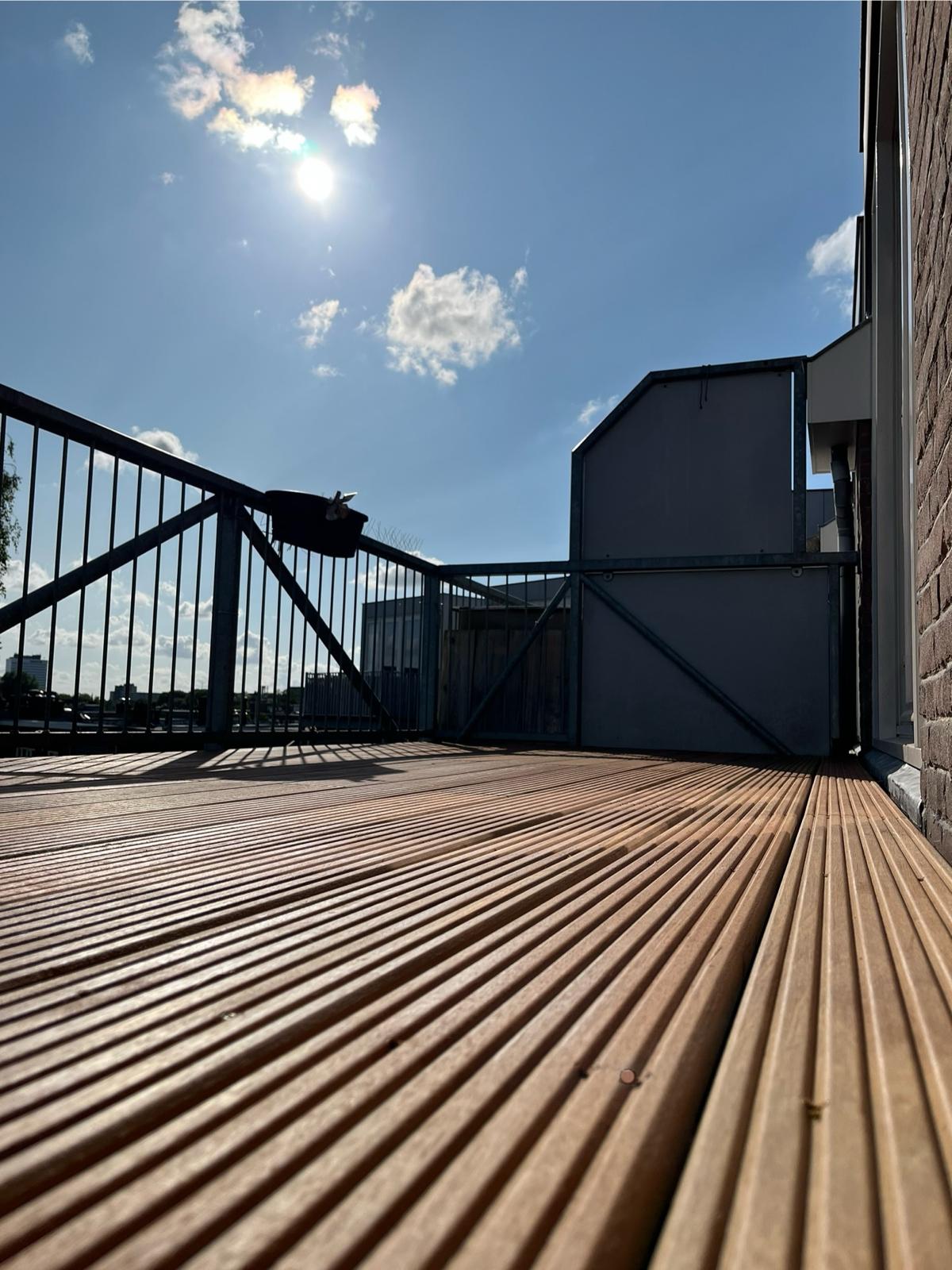 Balkon met nieuw houten terras